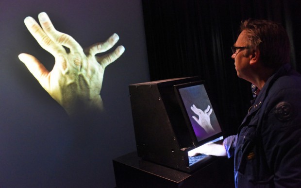 これは面白い！映し出された手がリアルタイムに拡張されるシステム「Augmented Hand Series」 | Seamless