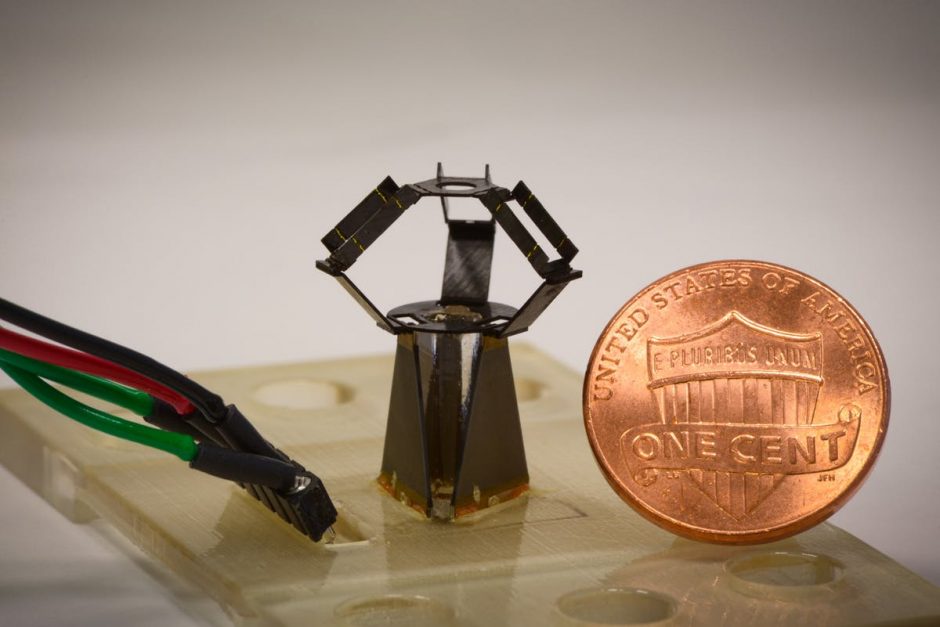 ハーバード大学、高精度で高速に動く小型デルタロボットを発表。ミリ単位のサイズ、既存より15〜20倍高い周波数での動作