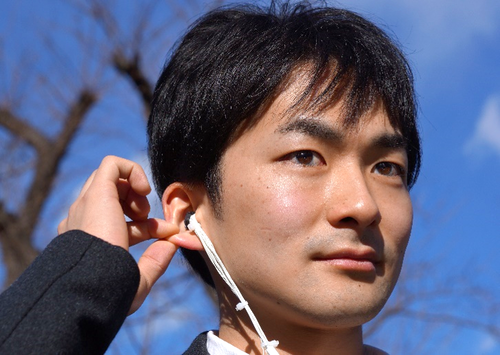 光センサと機械学習を用いて耳を引っ張るジェスチャ入力を可能にするイヤフォン型デバイス